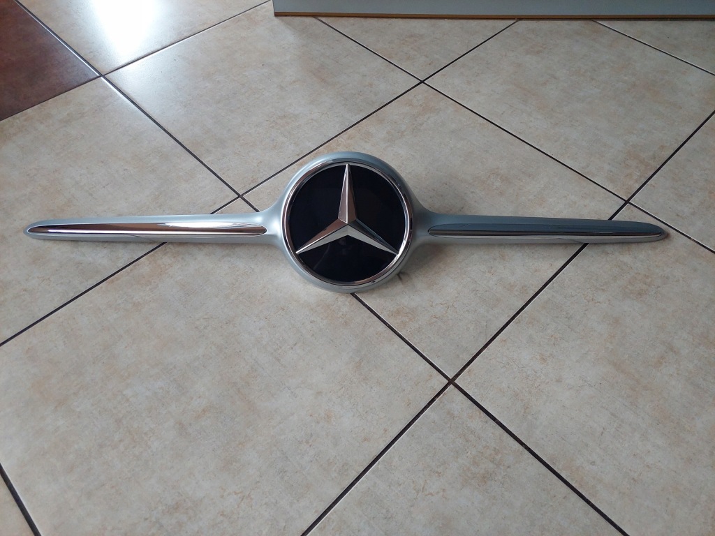 фото №1, Решётка радиатора - накладка решетка - значок - mercedes cla w 118