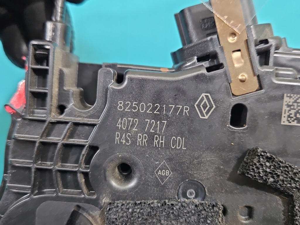 Замок задний  правый 4pin 825022177r renault twingo iii 14-24 Оригинал