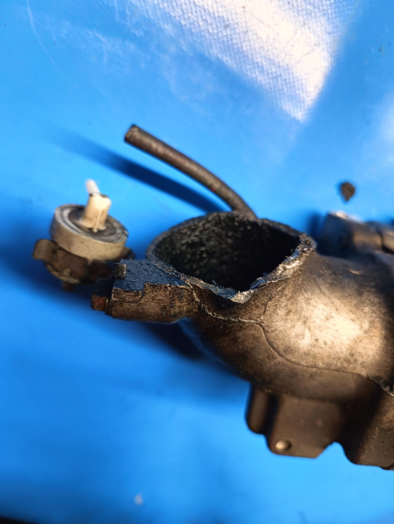 Труба пабтрубок  шланг интеркулер дроссельная заслонка lexus is220 toyota 2.2 d-cat Недорого