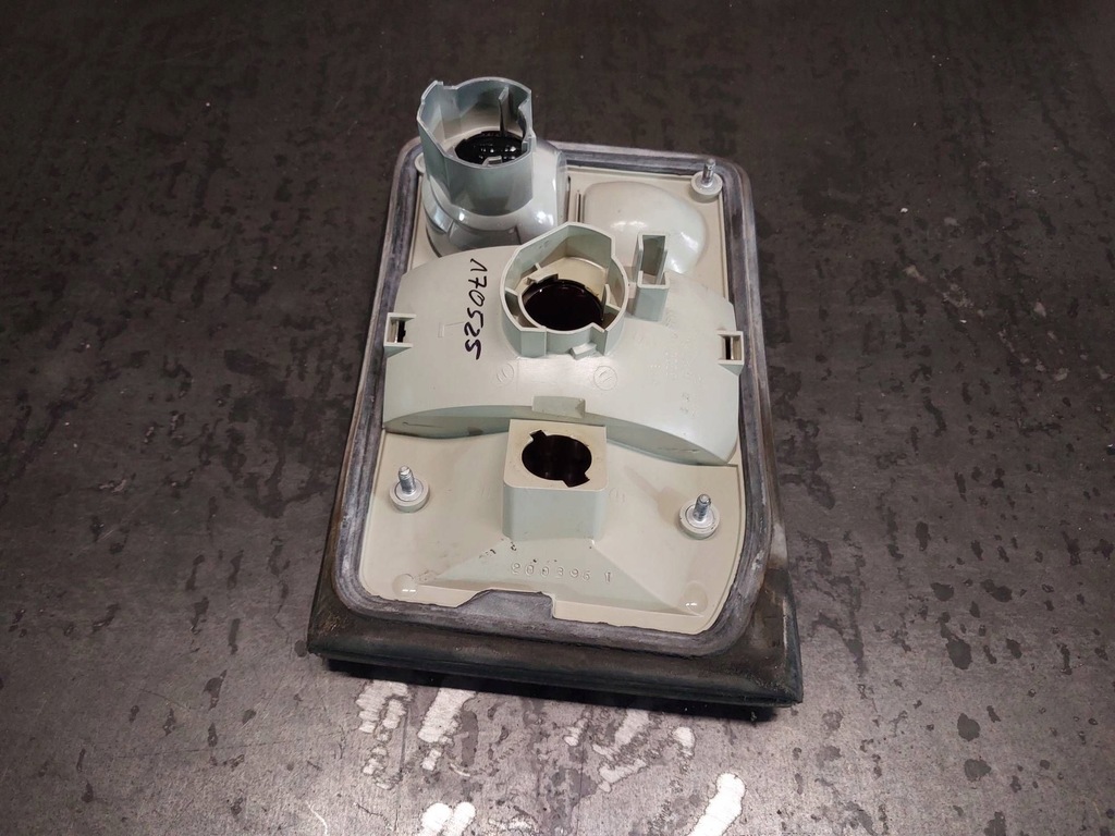 фото №10, Лампа задняя левая крышки багажника audi a8 d2 4d 4d0945093