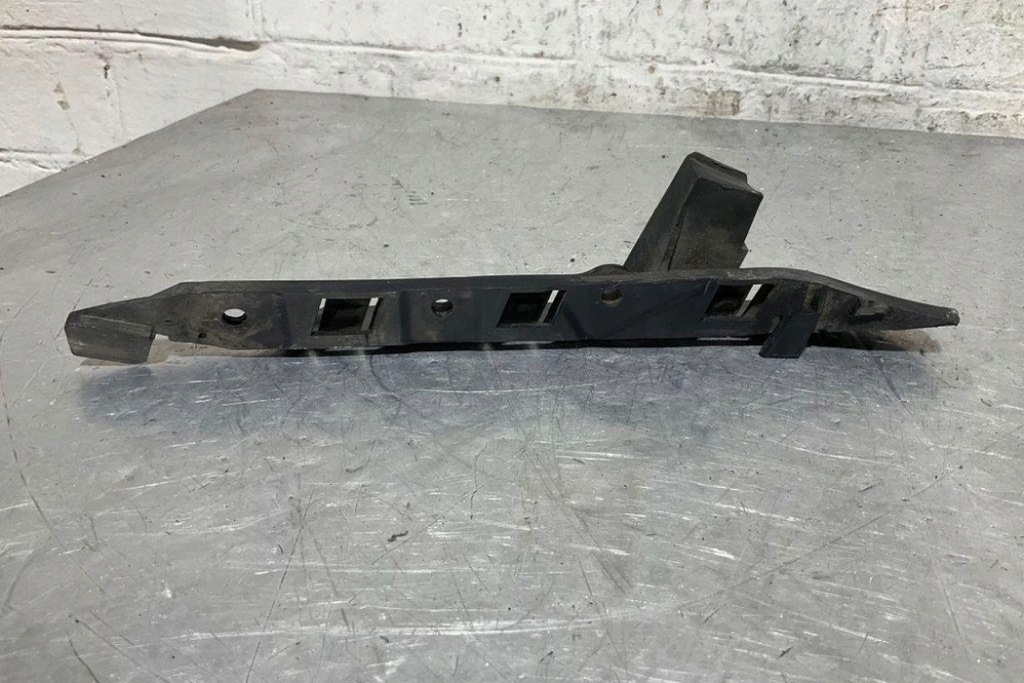 фото №8, Правый направляющая передний бампера bmw 5 e60 7033706 3.0l бензиновый 2010