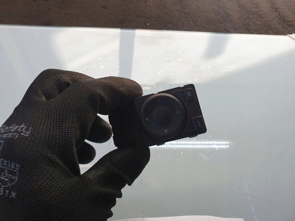 фото №9, Volkswagen passat b5 1999 кнопка регулювання дзеркал бокових