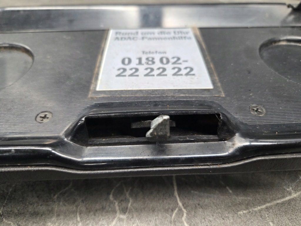 Крышка бардачка mercedes w123 чёрные Цена