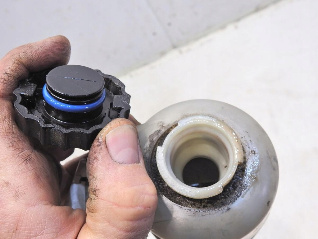 фото №6, Бачок усилителя sebring iii 2.0 crd