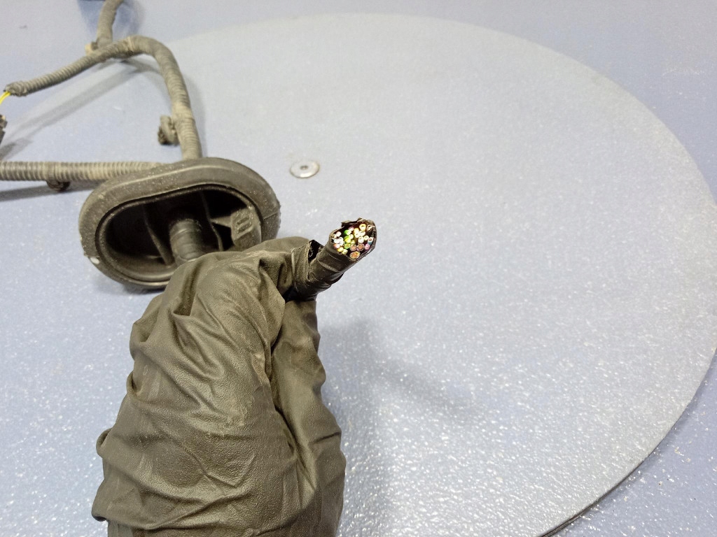 фото №5, Ford mustang mach-e колодка штекер бампера задняя левая