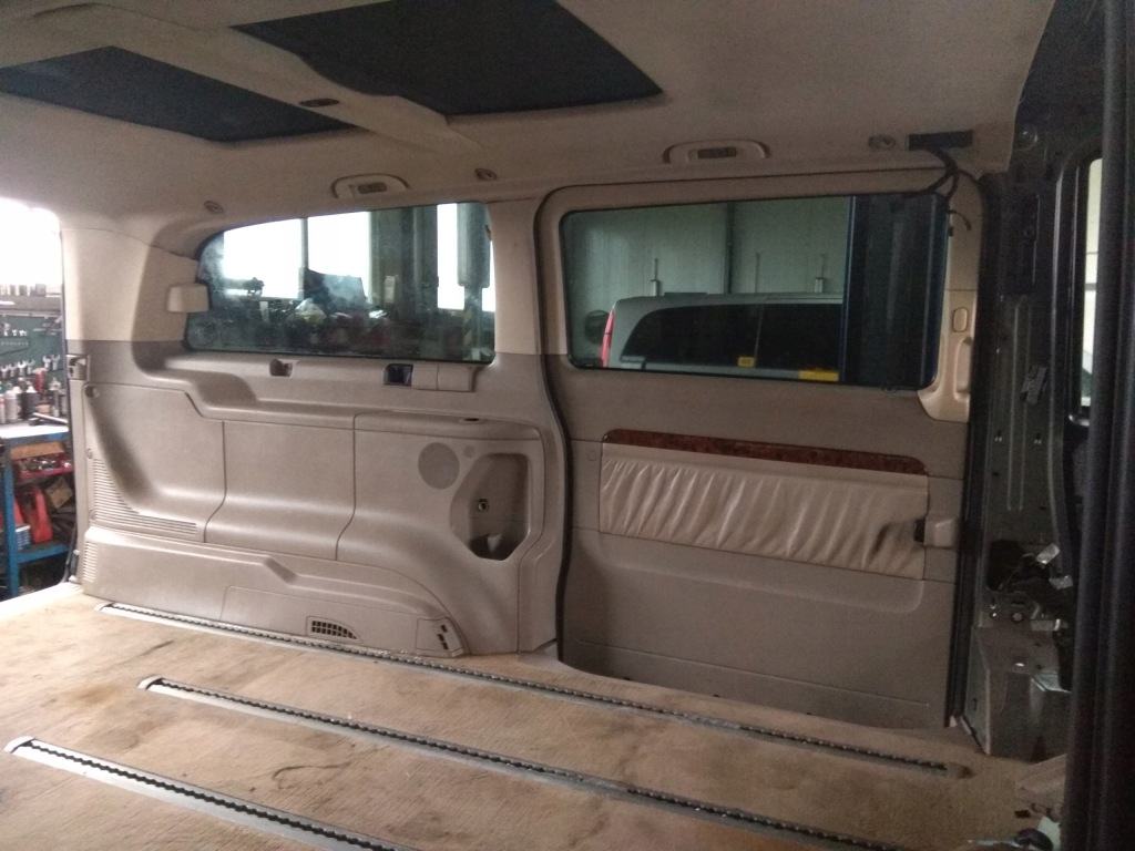 Обшивка левый правый vito viano 639 ambiente Цена