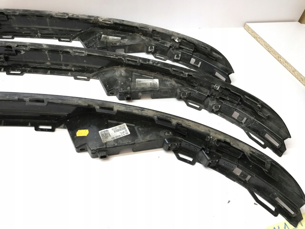 фото №9, Audi e-tron спойлер молдинг накладка бампера задняя 4ke807833