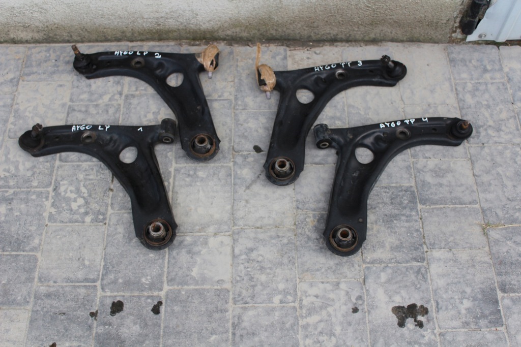 фото №14, Aygo i 1.0 рычаг левый передний