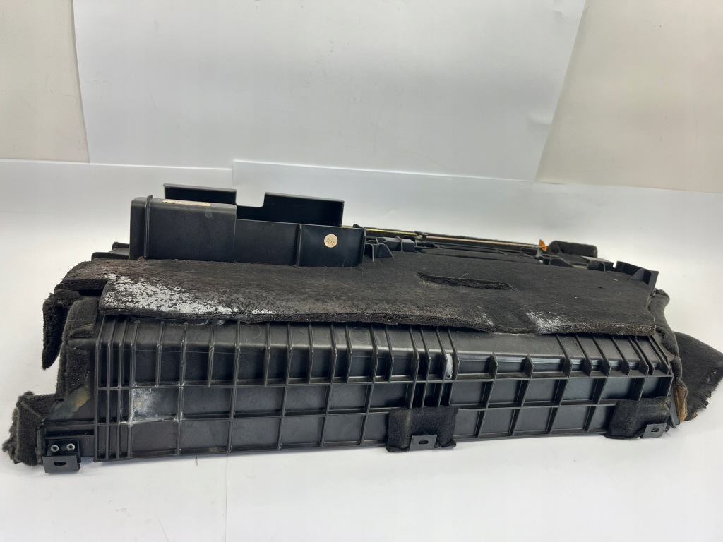 фото №12, Обшивка правый чёрный багажника обивка mercedes w124 kombi s124 1246924489