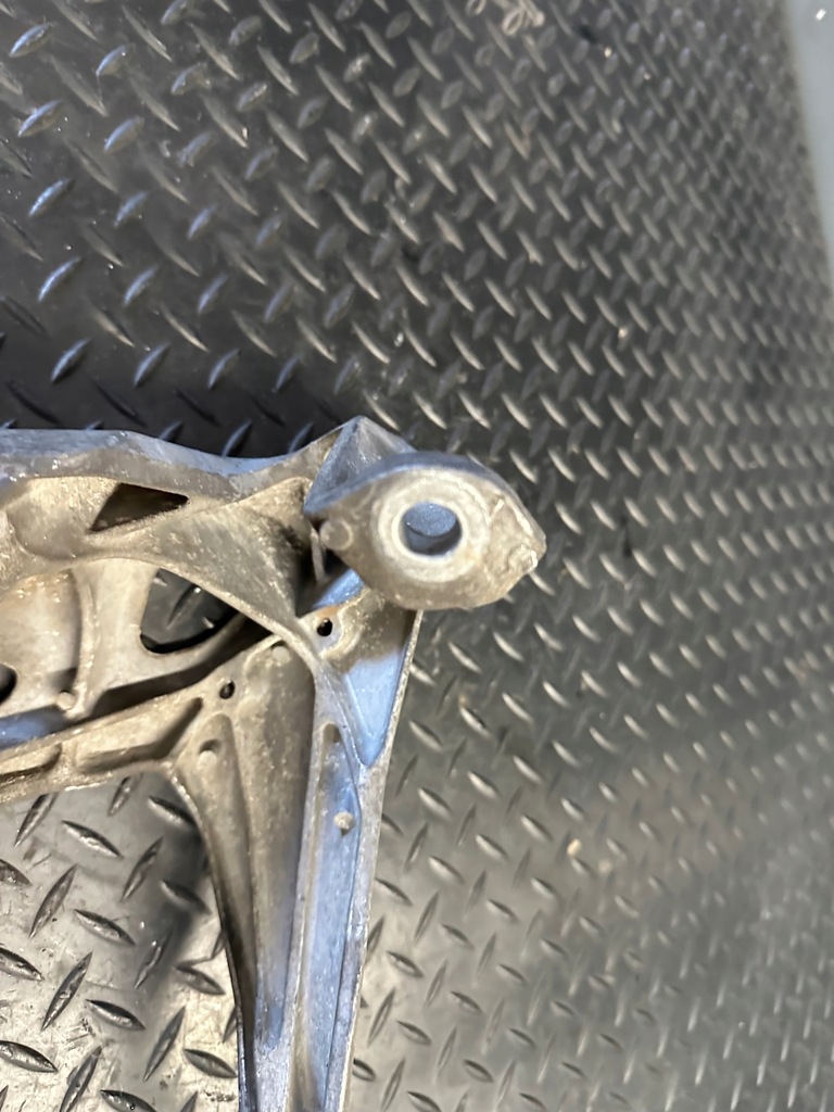 фото №8, Кронштейн підпора двигуна права audi a8 d4 4.2 tdi cds 4h0199308am