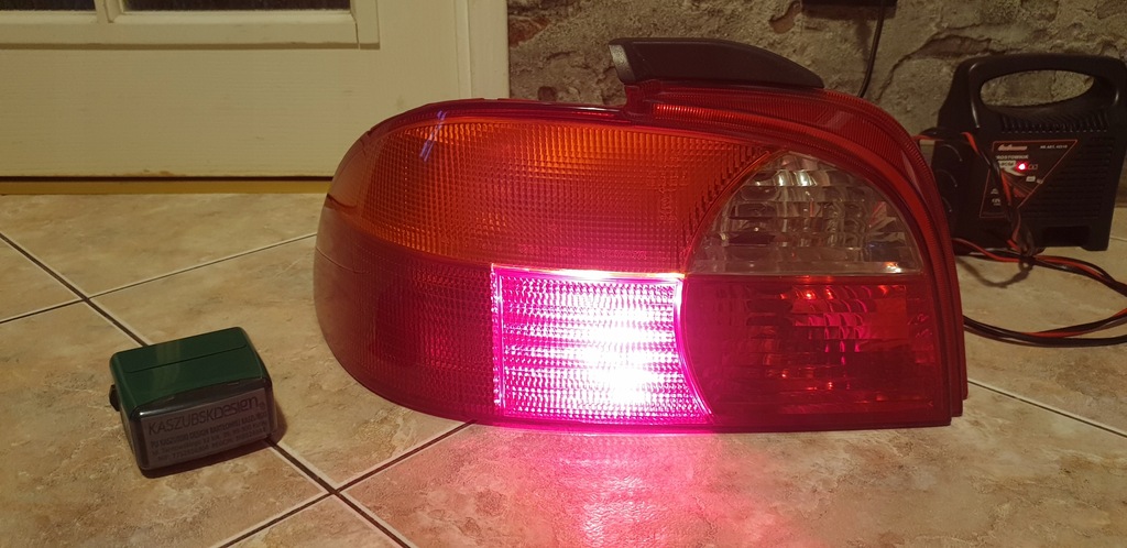 фото №12, Toyota avensis t22 sedan лампа задняя задняя левая - оригинал!