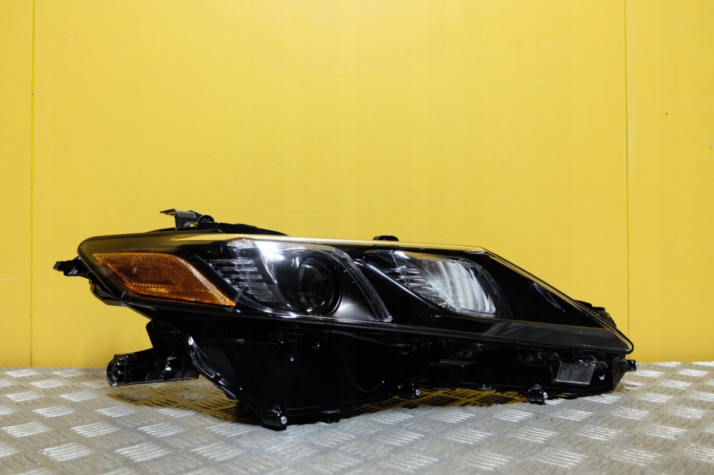 Купить Toyota camry 2021- фара фонарь  led тонированная правый  америка