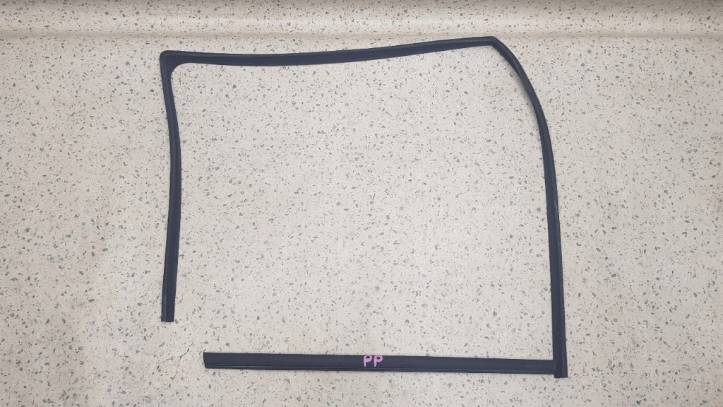 фото №1, Прокладка стекло правый перед kpl mercedes w168