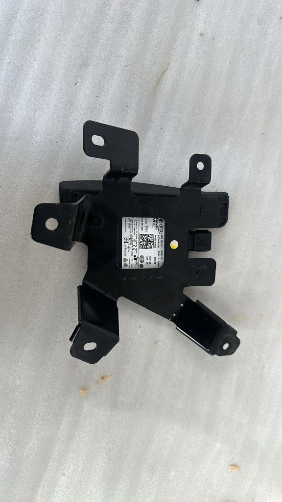 фото №2, Hyundai i30 2017- радар правий distronic передній