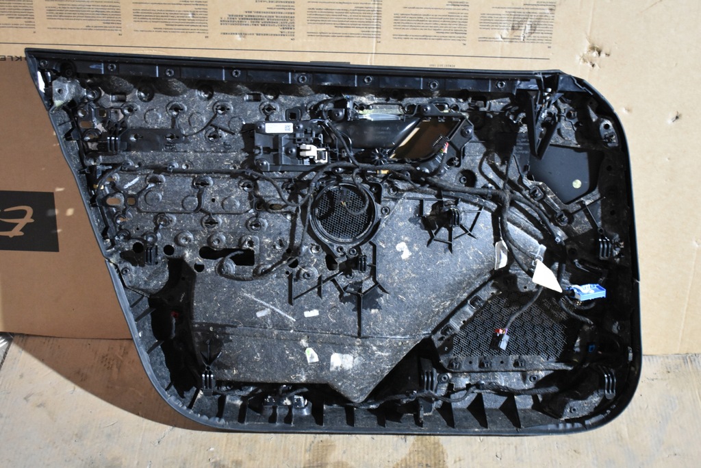 фото №5, Обивка обшивка дверь передний правый porsche taycan 1