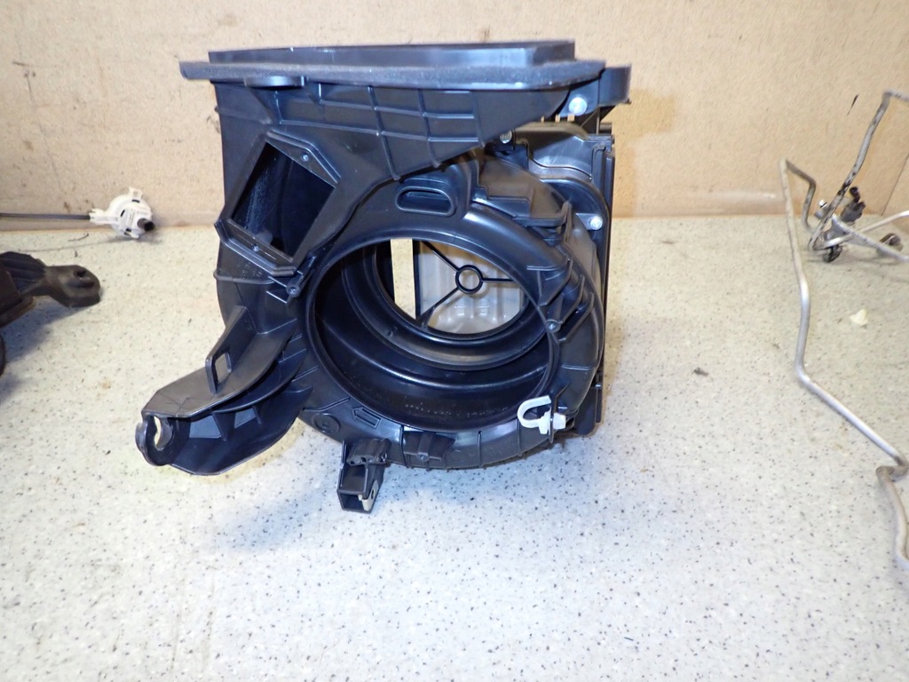 фото №5, Toyota auris 2006- корпус вентилятора отопителя