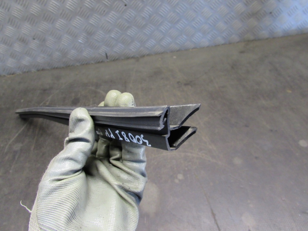 фото №10, Прокладка уплотнитель правый перед внутренняя peugeot 3008 i 09-13r