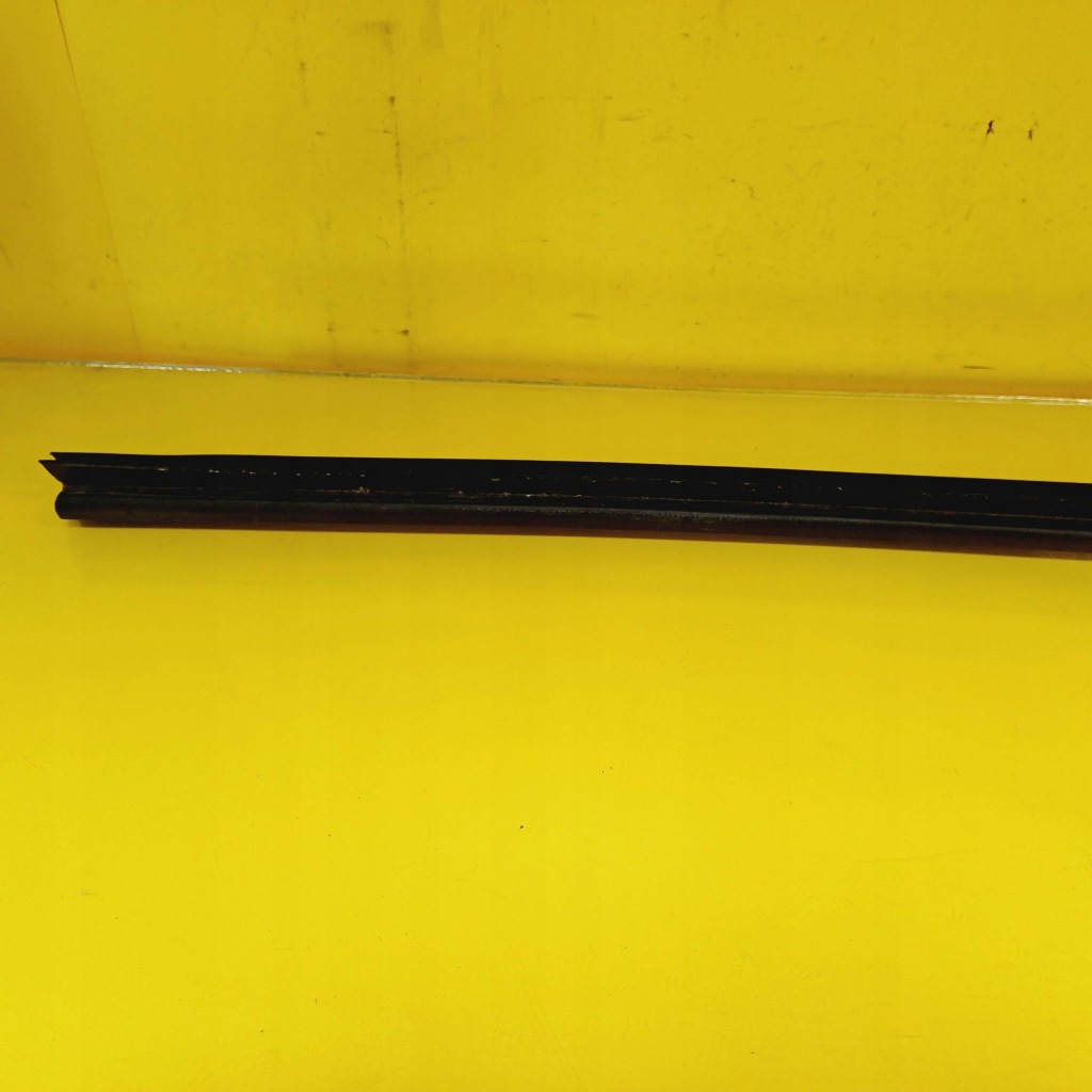 Молдинг ущільнювач правий перед opel zafira b 13132074 nr74 Ціна