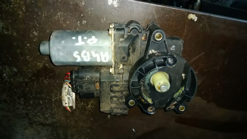 фото №1, Audi a4 b5 - моторчик скло правий задня