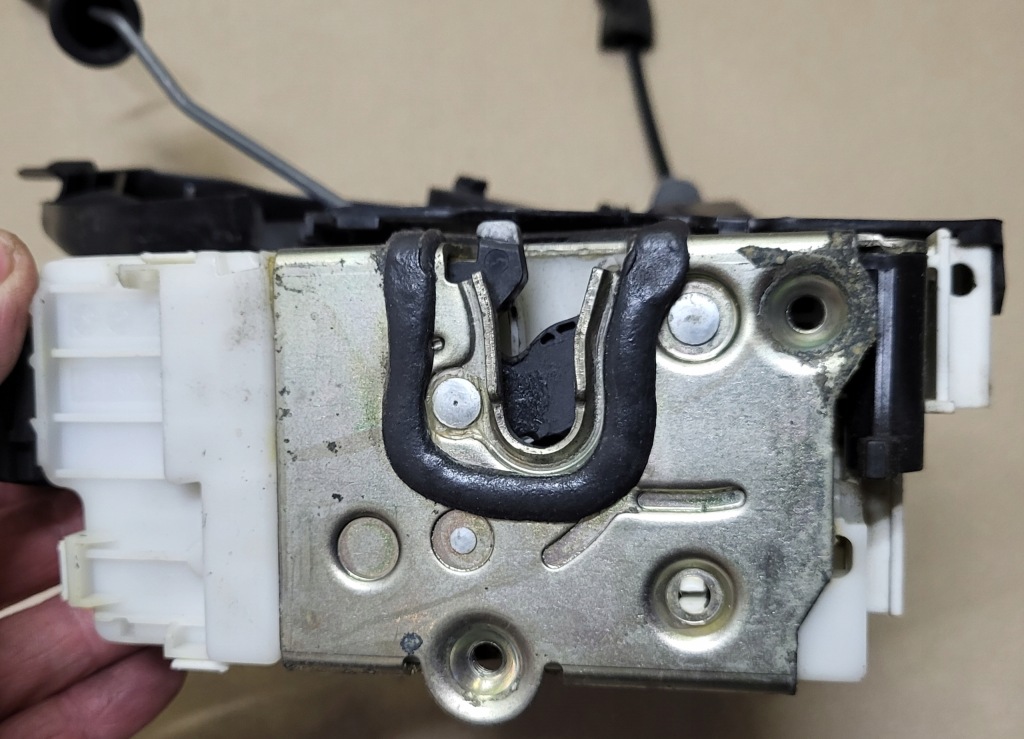 Замок с дверь левый задний  трос основание ручка кронштейн mercedes ml w164 оригинальный номер Цена