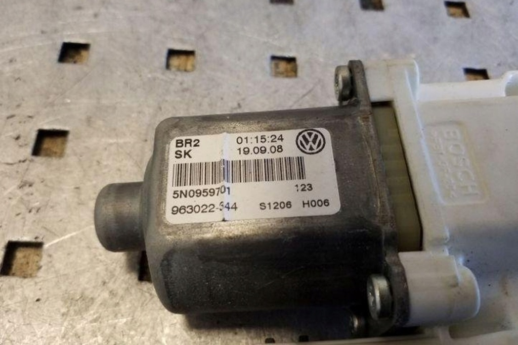 фото №8, Моторчик стекло передних правых дверь vw tiguan 5n_ 0130822467 2.0l