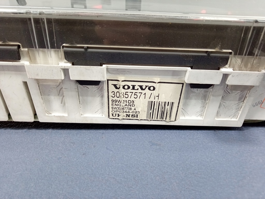 Volvo v40 1 s40 1.9 td панель приборів eu 30857571 в Україні