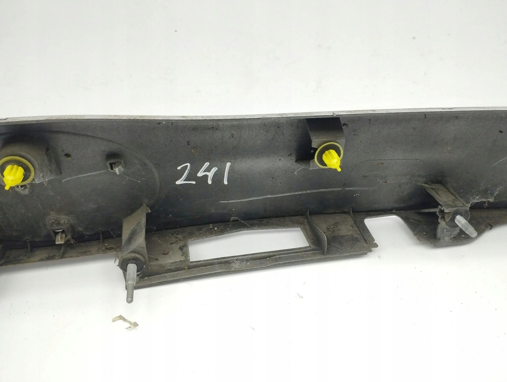 фото №15, Toyota prius xw30 2011 обивка задний крышки багажника