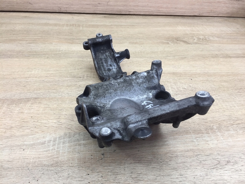 Mercedes w205 кронштейн крепёжная двигателя a6512340239 fv Оригинал