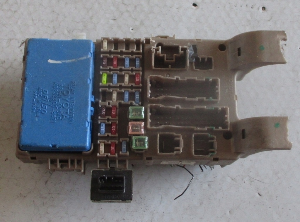 фото №1, Toyota corolla e12 1,4 d4d коробка предохранителей