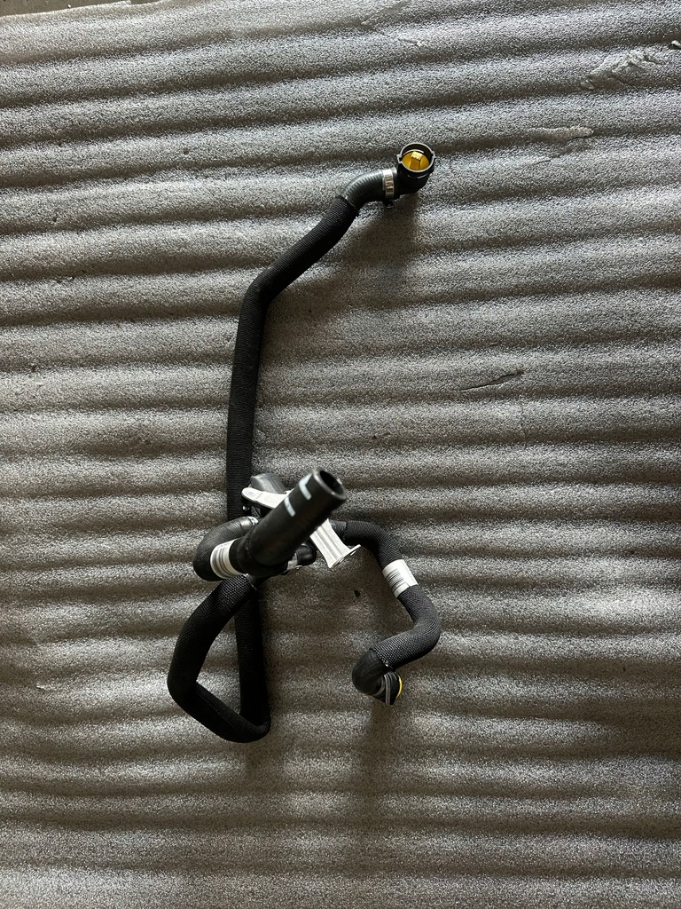 фото №1, Wąż ferrari sf90 od клапана 897906....