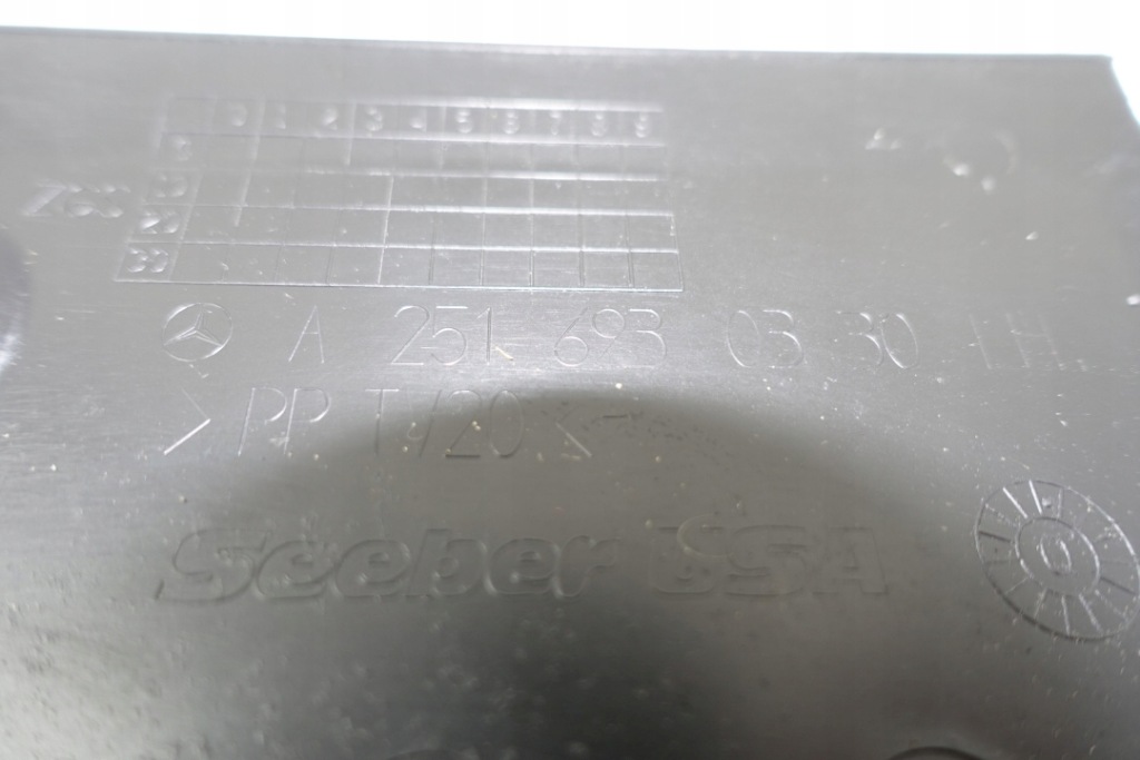 Mercedes w251 r-klasa молдинг накладка петля багажника 2516930330 в Украине