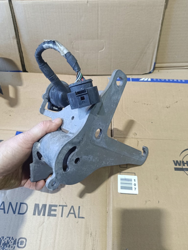 фото №5, Porsche taycan разъём 12v прицепа с кронштейн 9j0827701