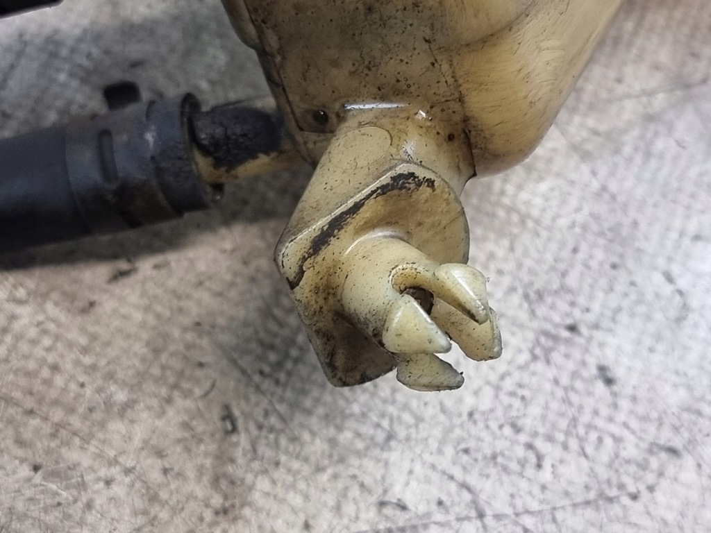 фото №9, Бачок жидкость do усилителя оригинальный номер 8d0422373c vw passat b5 1.9 tdi 00r