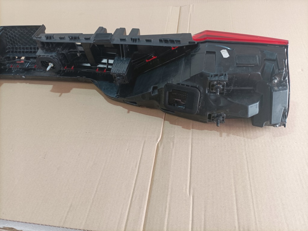 фото №12, Audi q8 лампа крышки задняя 4m8945095p