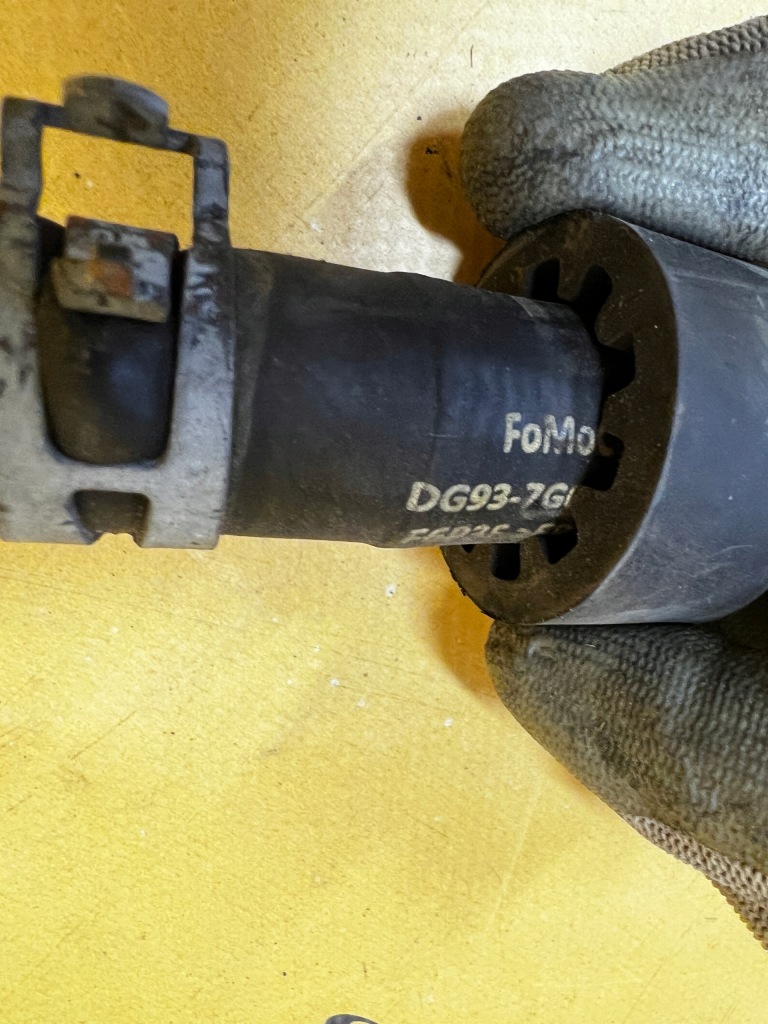 Шланг труба пабтрубок  радиатора масла ford mondeo mk5 2.0 tdci Оригинал