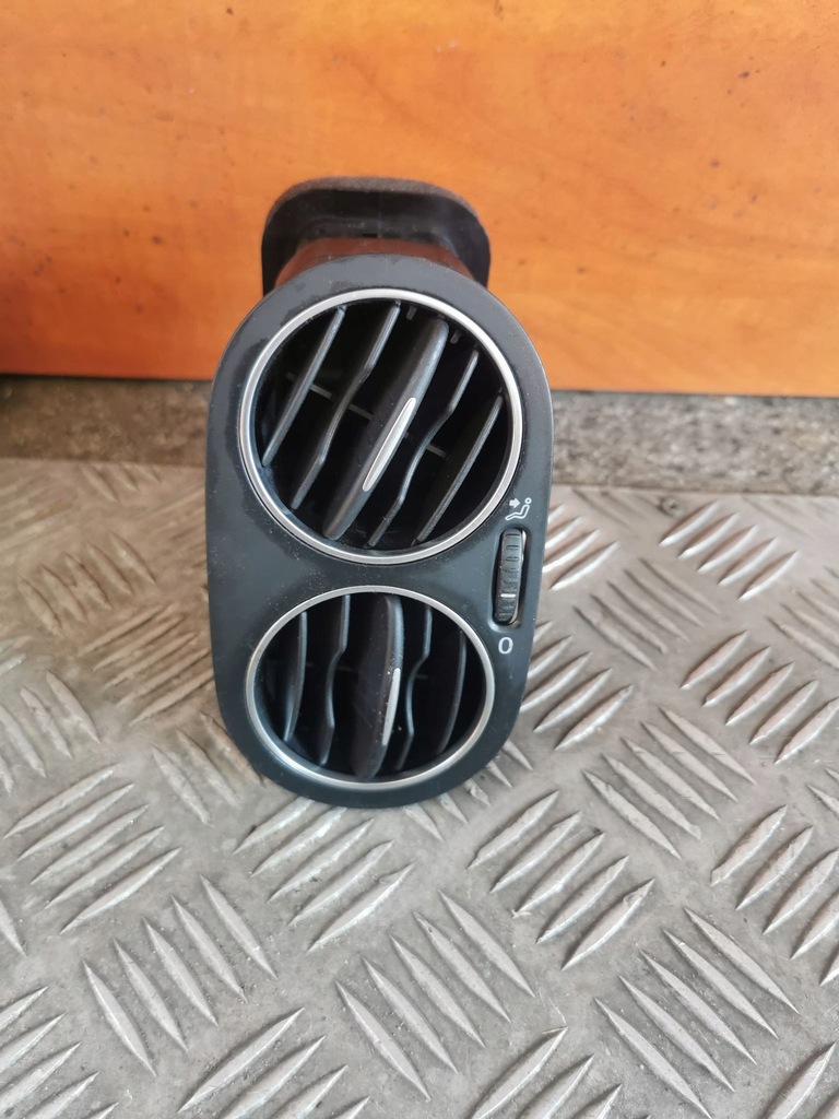 фото №1, Volkswagen оригинальный номер решётка обдув 5m0819703d