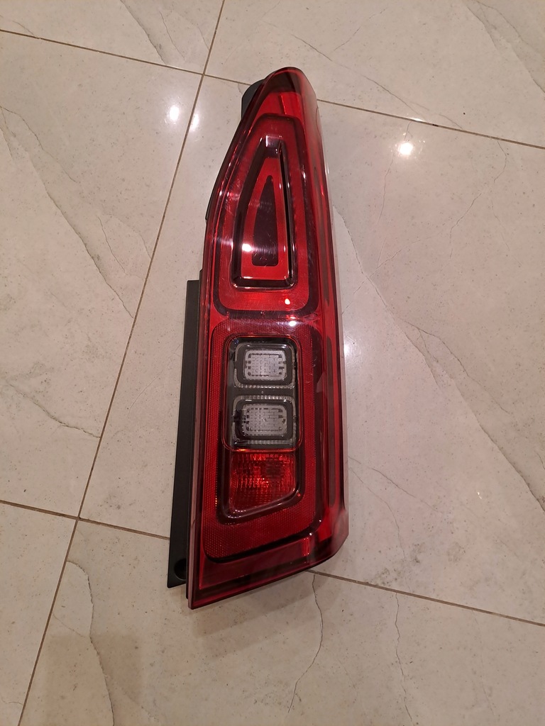 фото №1, Citroen berlingo 4 лампа правая задняя combo