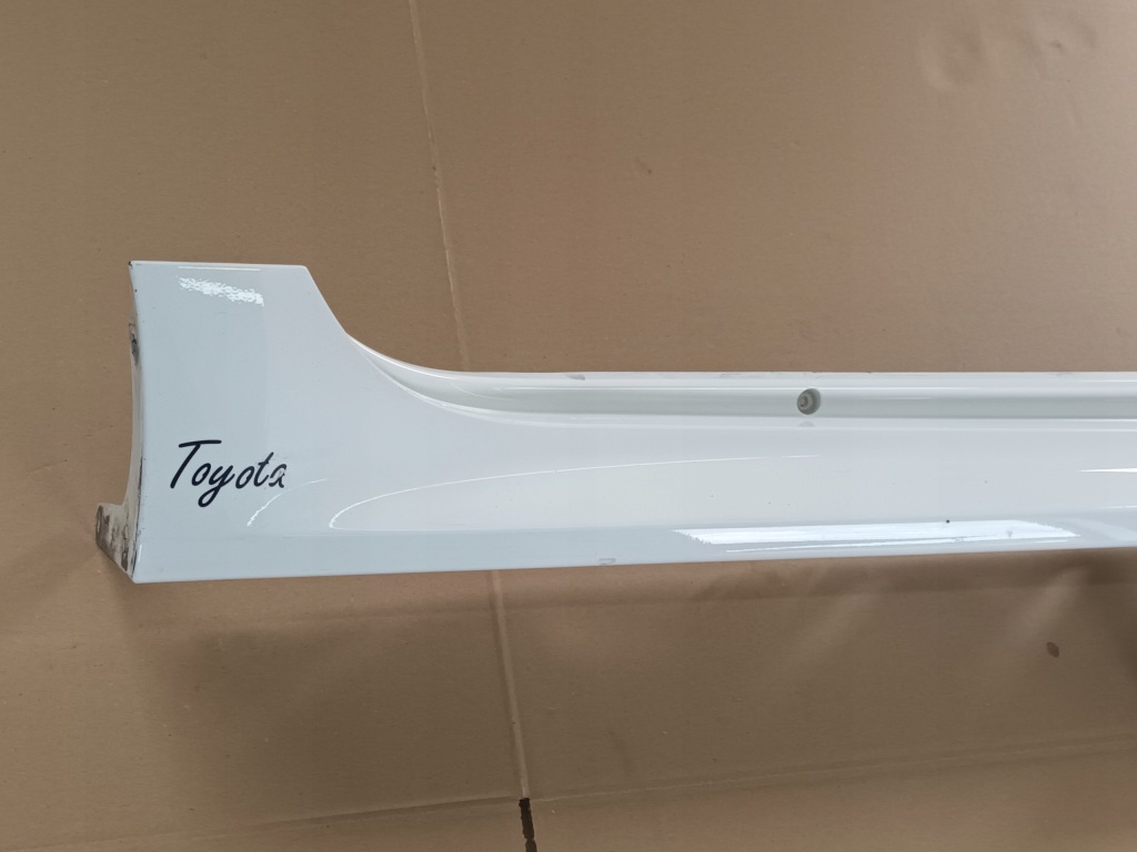 Накладка  порог правая toyota yaris iv порог правый в Украине