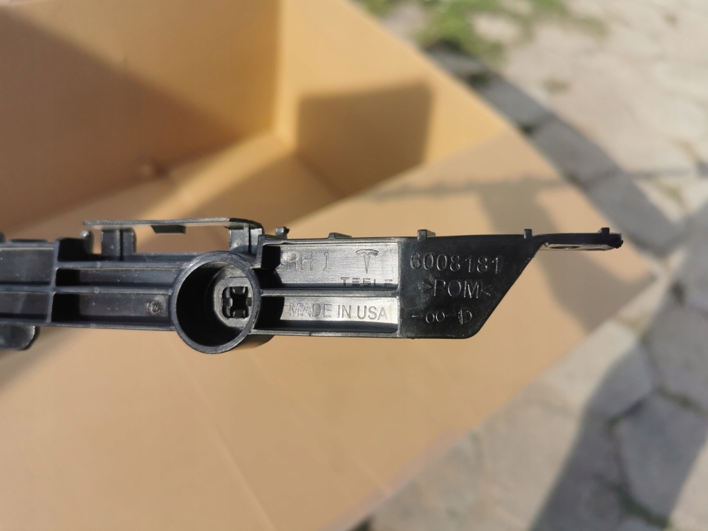 фото №4, Tesla s направляющая бампера задняя левый 12-16