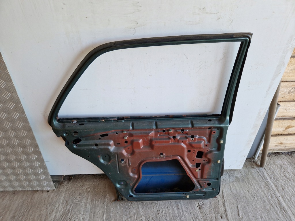 Купить Дверь левый задний  mercedes w123 sedan