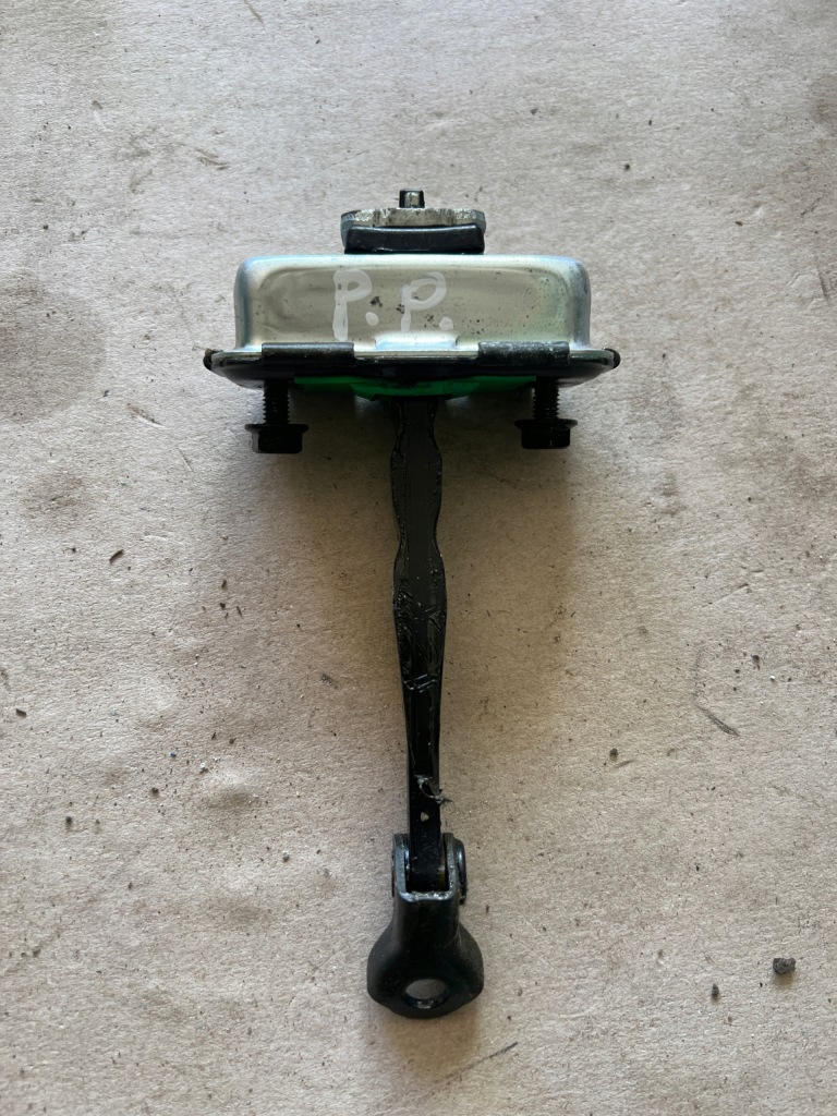 фото №1, Kia optima jf kombi 16-19 обмежувач двері правий перед