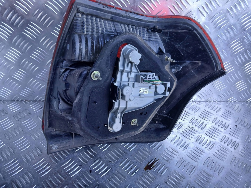 фото №7, Toyota corolla e12 лампа правая задняя задняя 81550-82300 hb 2005r