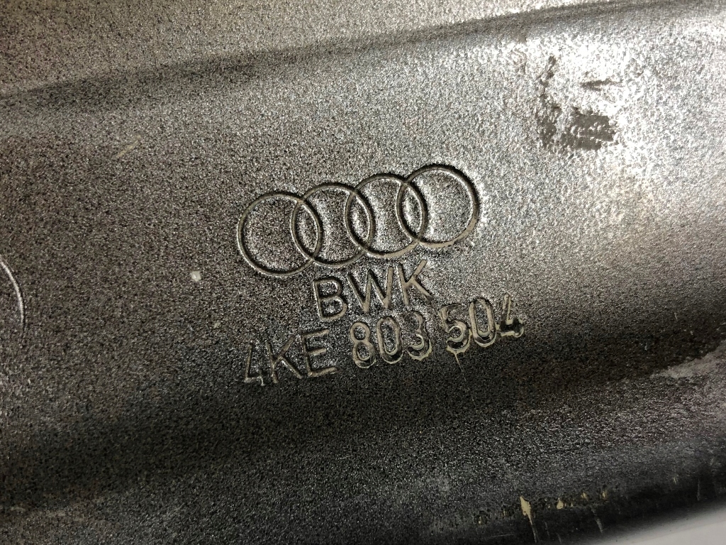 Правый перед кронштейн крыла бампера подкрылок fender 4ke.803.504 audi e-tron Цена