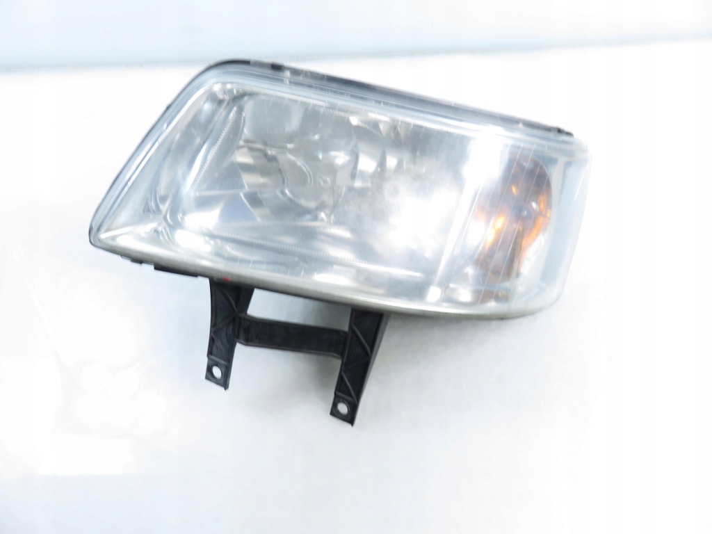 Купити Лампа ліва передня vw transporter t5 0301191301