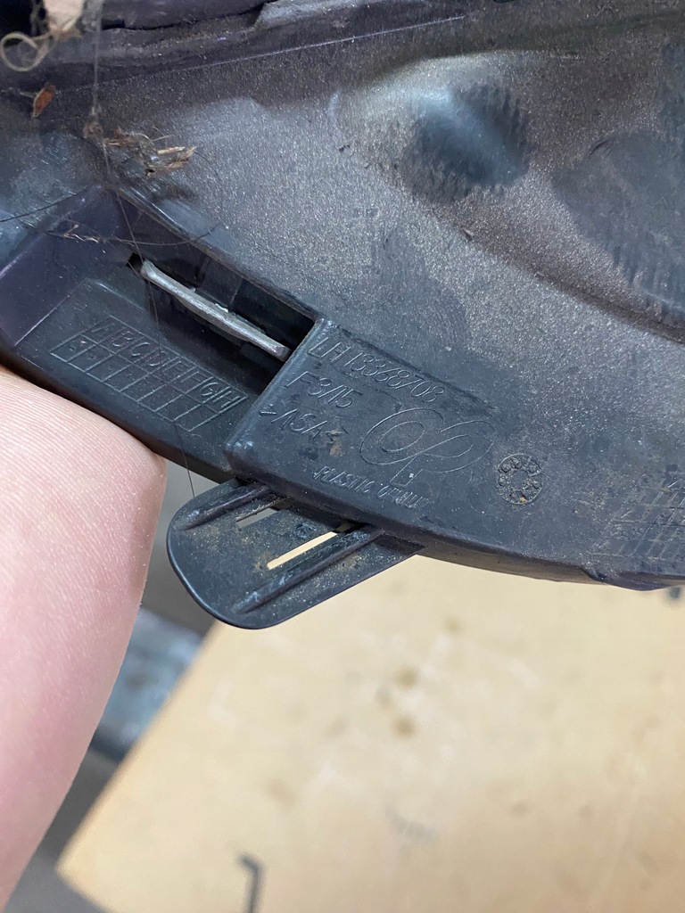 фото №3, Opel astra j противотуманная фара решётка