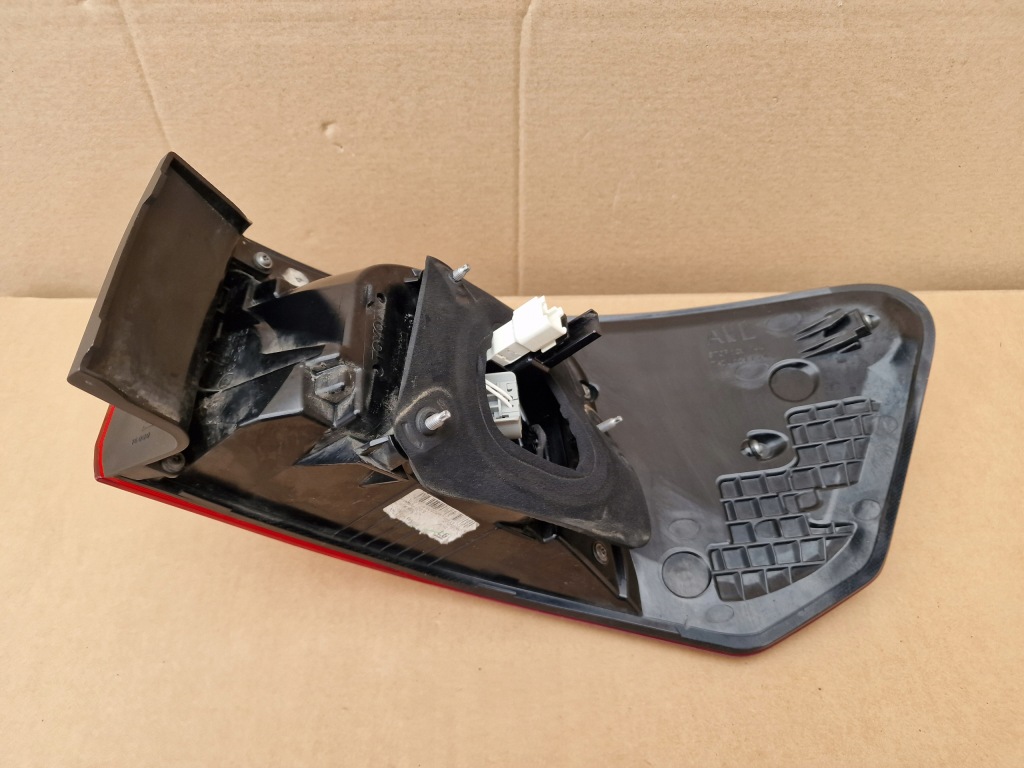 Toyota avensis t27 рестайлинг  фонарь  левая задняя led 2015 - Оригинал