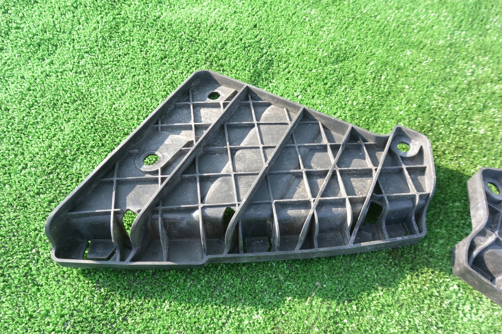 фото №10, Напрямна кронштейн лампи правий лівий перед maserati ghibli iii