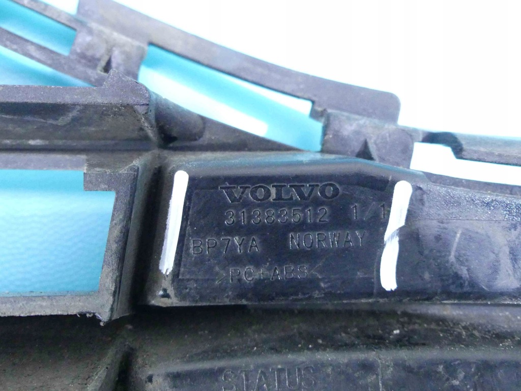 Решётка радиатора решётка бампера средняя перед volvo v40 ii Цена