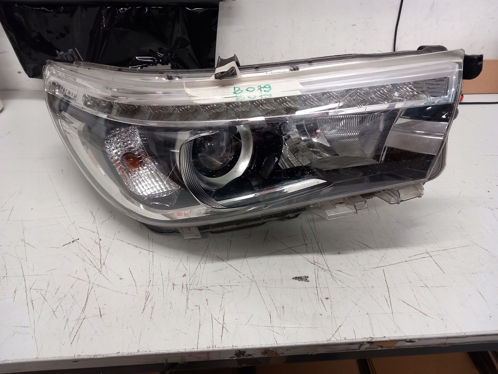 фото №1, Toyota hilux viii 8 права лампа перед led 15-