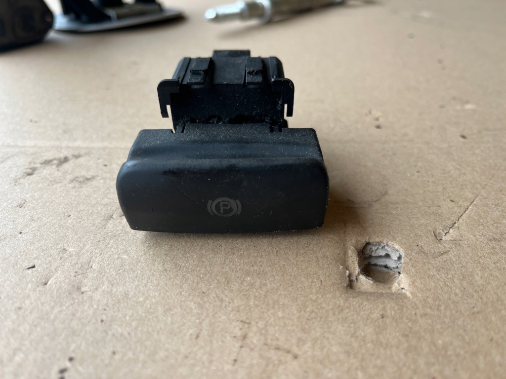 фото №1, Кнопка hamuleca ручного citroen c4 picasso 2006-2010 96551922zd
